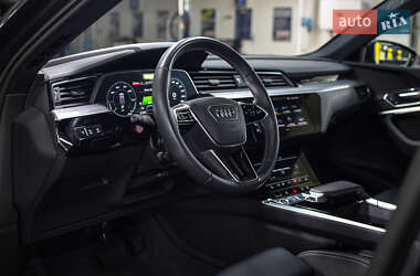 Позашляховик / Кросовер Audi e-tron 2021 в 