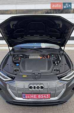 Позашляховик / Кросовер Audi e-tron 2021 в 