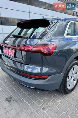 Позашляховик / Кросовер Audi e-tron 2021 в 