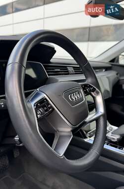 Позашляховик / Кросовер Audi e-tron 2021 в 