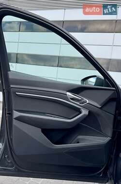 Позашляховик / Кросовер Audi e-tron 2021 в 
