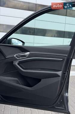 Позашляховик / Кросовер Audi e-tron 2021 в 