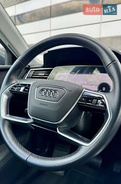 Позашляховик / Кросовер Audi e-tron 2021 в 