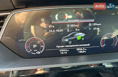 Внедорожник / Кроссовер Audi e-tron 2022 в 