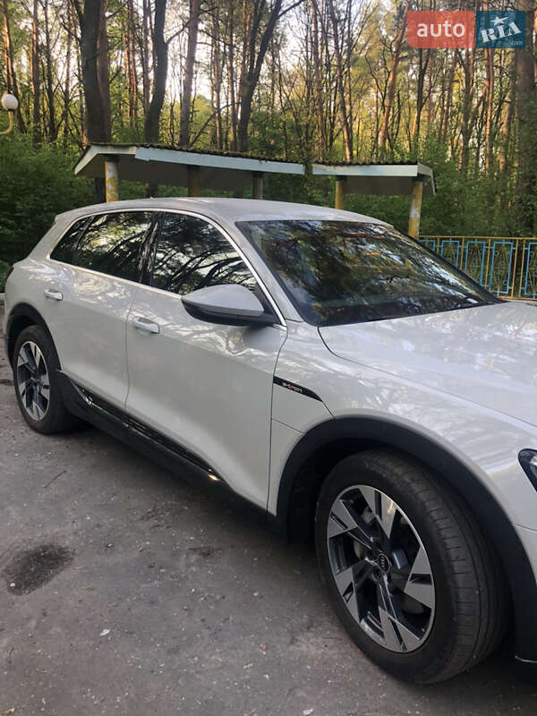 Позашляховик / Кросовер Audi e-tron 2021 в Шептицькому