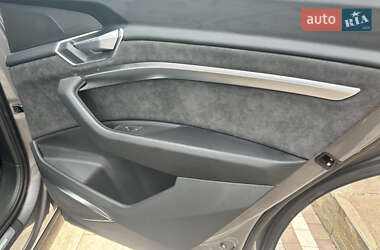 Внедорожник / Кроссовер Audi e-tron 2020 в 