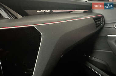 Внедорожник / Кроссовер Audi e-tron 2020 в 