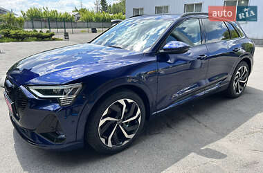 Позашляховик / Кросовер Audi e-tron 2022 в 