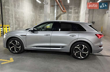 Внедорожник / Кроссовер Audi e-tron 2022 в 