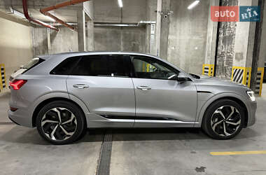 Внедорожник / Кроссовер Audi e-tron 2022 в 