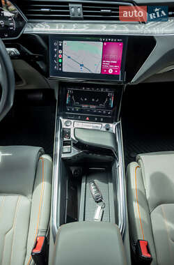 Внедорожник / Кроссовер Audi e-tron 2022 в 
