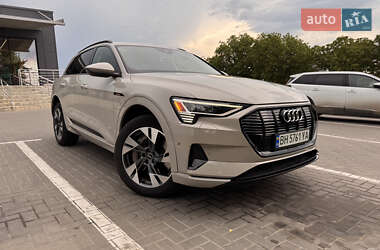 Внедорожник / Кроссовер Audi e-tron 2021 в 