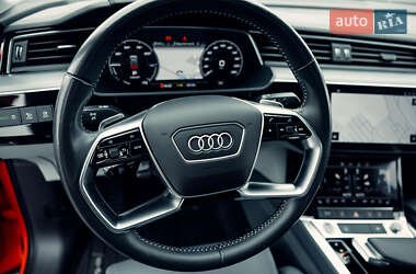 Позашляховик / Кросовер Audi e-tron 2021 в 