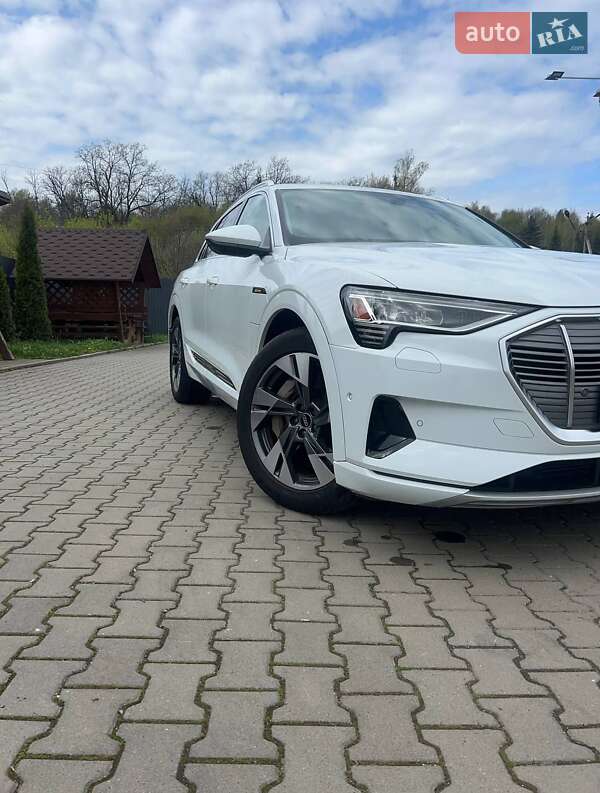 Внедорожник / Кроссовер Audi e-tron 2022 в Иршаве
