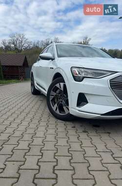 Внедорожник / Кроссовер Audi e-tron 2022 в 