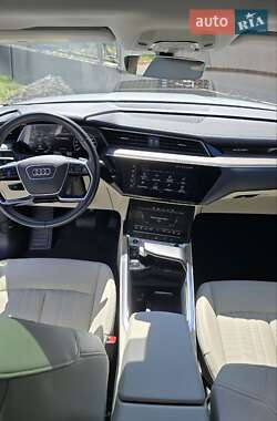 Внедорожник / Кроссовер Audi e-tron 2022 в 