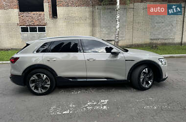 Позашляховик / Кросовер Audi e-tron 2021 в 