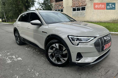 Позашляховик / Кросовер Audi e-tron 2021 в 