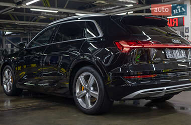 Внедорожник / Кроссовер Audi e-tron 2023 в 