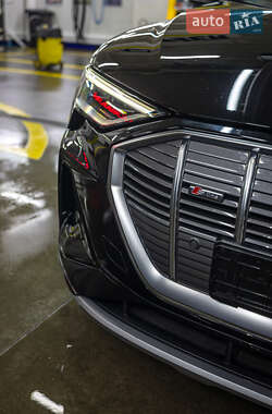 Внедорожник / Кроссовер Audi e-tron 2023 в 