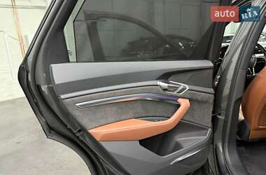 Внедорожник / Кроссовер Audi e-tron 2021 в 