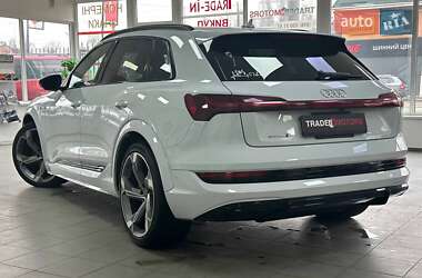 Позашляховик / Кросовер Audi e-tron 2022 в 