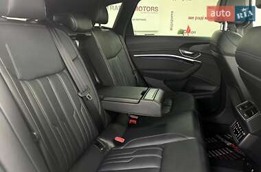 Позашляховик / Кросовер Audi e-tron 2022 в 
