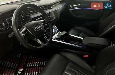 Позашляховик / Кросовер Audi e-tron 2022 в 