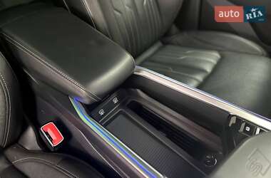 Позашляховик / Кросовер Audi e-tron 2022 в 