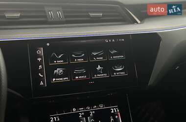 Позашляховик / Кросовер Audi e-tron 2022 в 