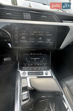 Внедорожник / Кроссовер Audi e-tron 2023 в 