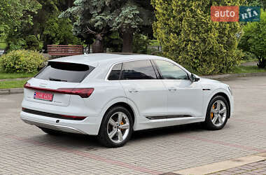 Позашляховик / Кросовер Audi e-tron 2021 в 