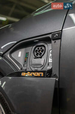 Внедорожник / Кроссовер Audi e-tron 2021 в 