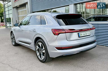 Внедорожник / Кроссовер Audi e-tron 2022 в 