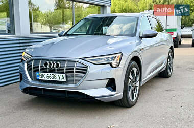 Внедорожник / Кроссовер Audi e-tron 2022 в 