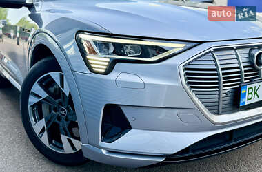 Внедорожник / Кроссовер Audi e-tron 2022 в 