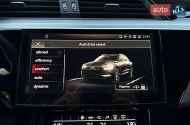 Позашляховик / Кросовер Audi e-tron 2022 в 