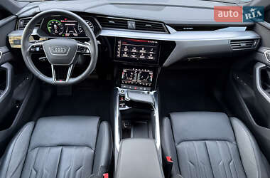 Позашляховик / Кросовер Audi e-tron 2022 в 