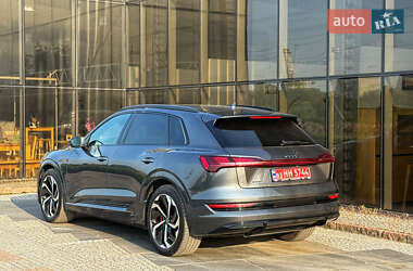 Внедорожник / Кроссовер Audi e-tron 2023 в 