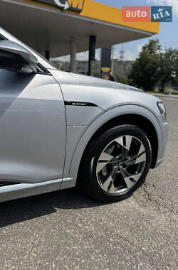 Внедорожник / Кроссовер Audi e-tron 2020 в 
