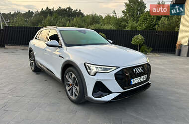 Позашляховик / Кросовер Audi e-tron 2021 в 