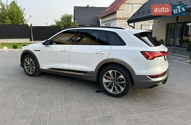 Позашляховик / Кросовер Audi e-tron 2021 в 