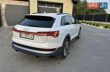 Позашляховик / Кросовер Audi e-tron 2021 в 