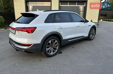 Позашляховик / Кросовер Audi e-tron 2021 в 