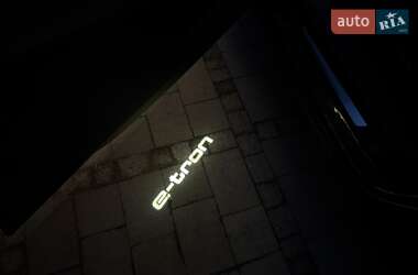 Внедорожник / Кроссовер Audi e-tron 2021 в 