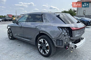 Внедорожник / Кроссовер Audi e-tron 2022 в 