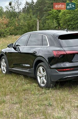 Внедорожник / Кроссовер Audi e-tron 2022 в 