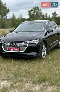 Внедорожник / Кроссовер Audi e-tron 2022 в 