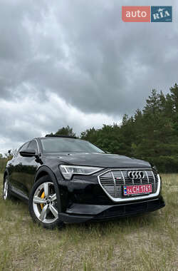 Внедорожник / Кроссовер Audi e-tron 2022 в 