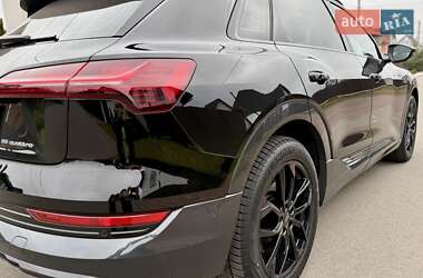 Внедорожник / Кроссовер Audi e-tron 2022 в 